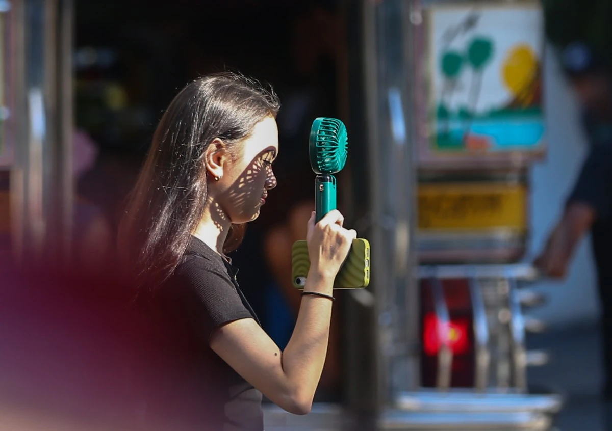 PAGASA has warned that 17 areas across the country could experience ‘dangerous’ heat index levels on May 4, 2025, posing serious health risks from heat-related illnesses. (NOEL PABALATE / MANILA BULLETIN / FILE)