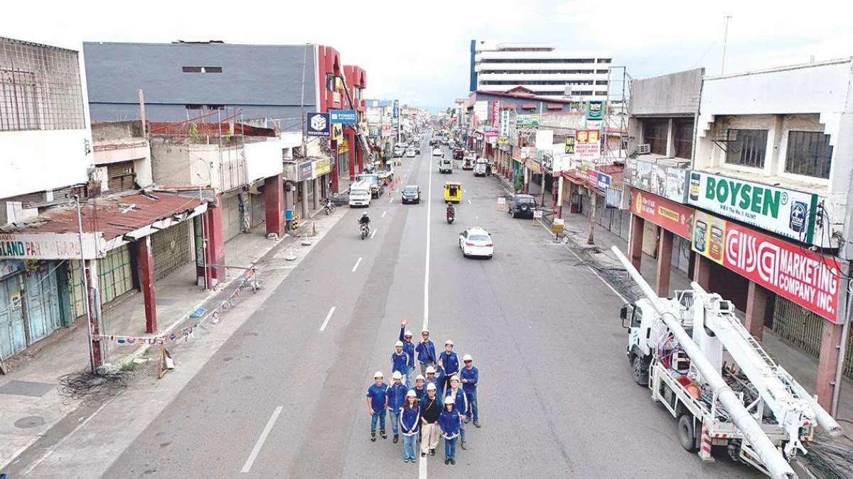 NO WIRES JUST CLEAR SKIES The project team of Davao Light show a completed portion of the underground cabling project in Ramon Magsaysay Avenue in Davao City.