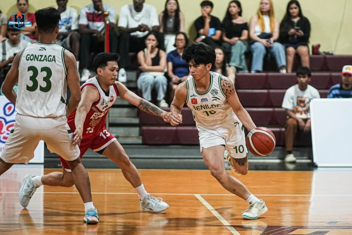 College of St. Benilde’s Victoria Nathan tries to elude the defense of Joshua Tolentino of Emilio Aguinaldo College by using the screen set by Jio Gonzaga during their title match in the Pinoyliga Next Man cUP Season 3 finals last Sunday at the Enderun Colleges gym in Taguig City. (Pinoyliga Photo)

