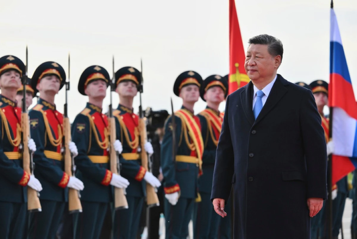 CORRECTS THE DATE - Chinese President Xi Jinping arrives at the Vnukovo airport in Moscow, Russia, Wednesday, May 7, 2025, ahead of celebrations of the 80th anniversary of the Soviet Union's victory over Nazi Germany during the World War II. (Grigory Sysoev/RIA Novosti via AP)
