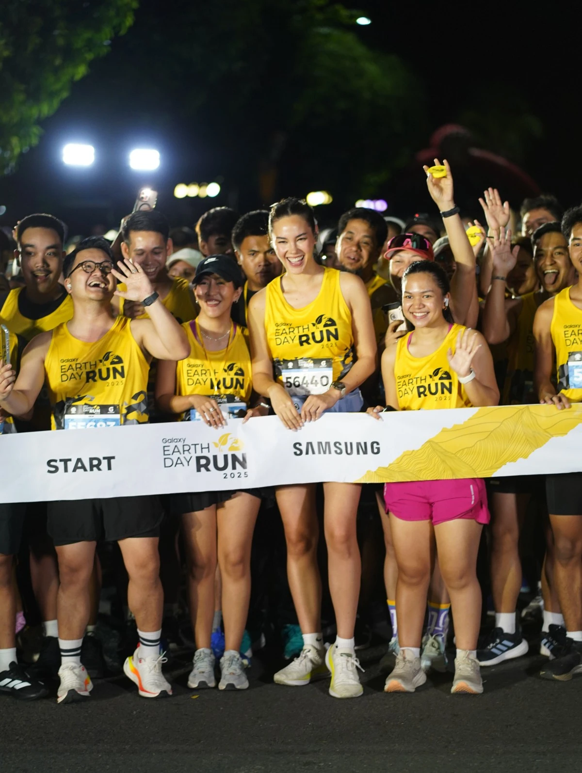 Runners gather at the starting point with Miss Universe 2018 Catriona Gray for Earth Day Run.
