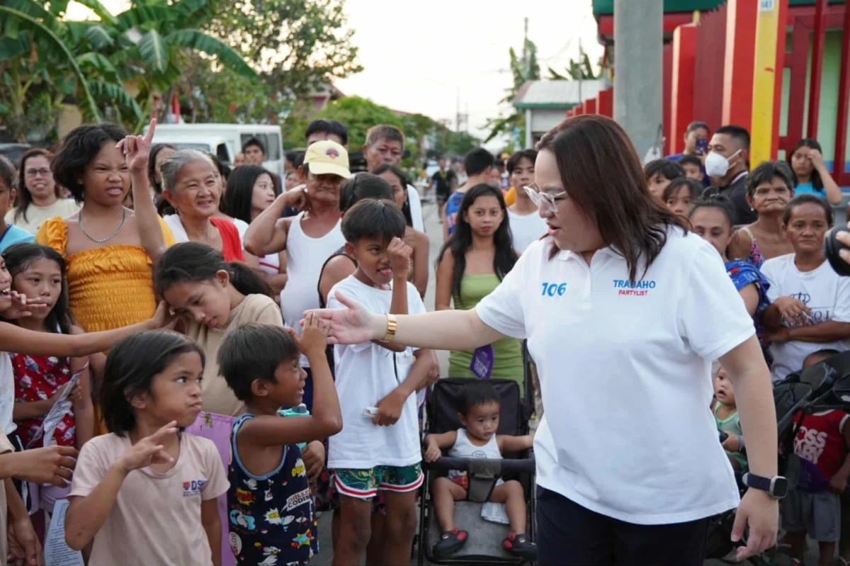 Trabaho Party-list nominee Atty. Johanne Bautista visits the indigent children and residents of Brgy. Tanza, an urban coastal community in the northern portion of Navotas City. (Contributed photo)