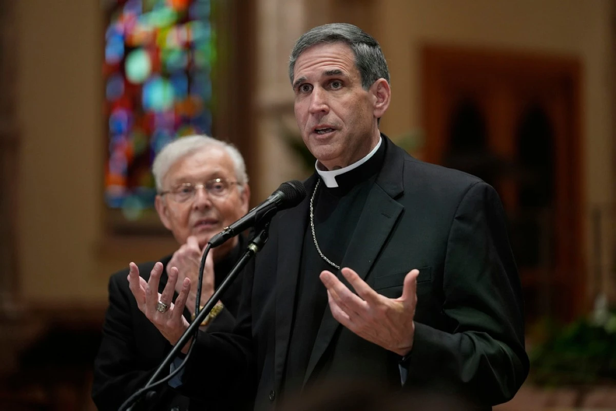 CORRECTS DATE - Bishop Lawrence  J. Sullivan, vicar general of the Archdiocese of Chicago, speaks as Father Gregory Sakowicz listens at Holy Name Cathedral, on Thursday, May 8, 2025, in Chicago.  (AP Photo/Erin Hooley)