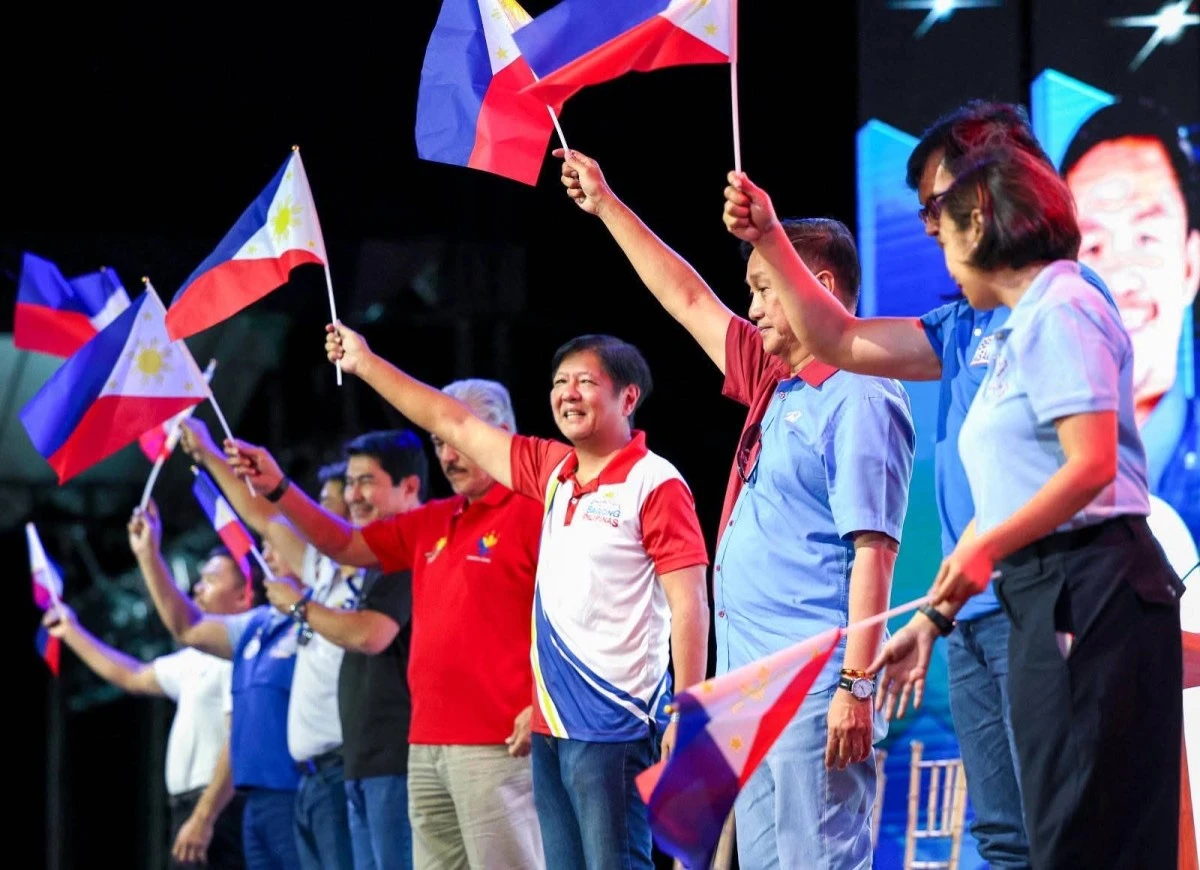 President Marcos (center) joins the Alyansa para sa Bagong Pilipinas senatorial candidates on the campaign stage (Facebook)