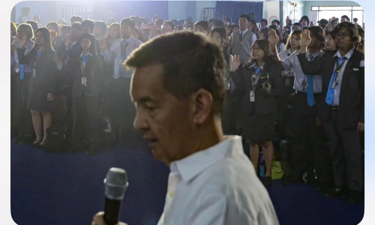 LEADING THE Manila Bulletin Matalinong Boto pledge.