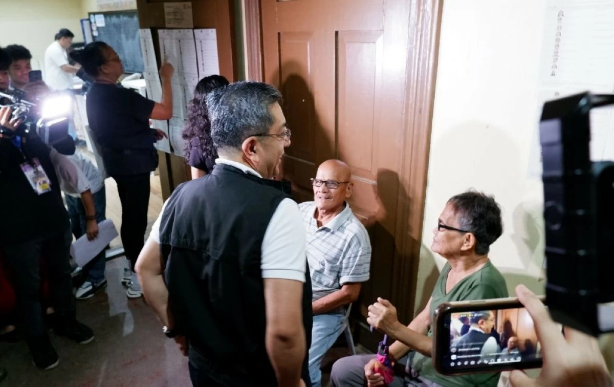 Comelec Chairman George Garcia talks to early voters in Silang Central Elementary School on May 12 (Carla Bauto Deña/MANILA BULLETIN)