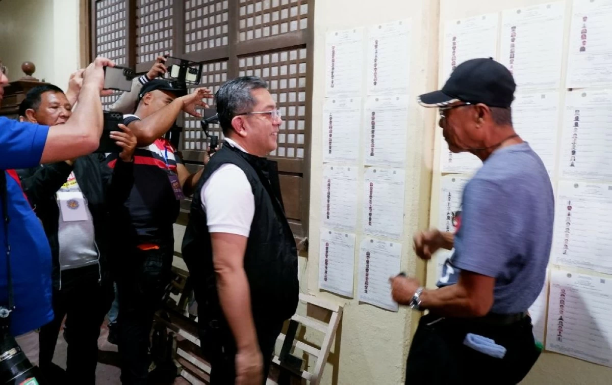 Comelec Chairman George Garcia inspects priority polling centers in Silang Central Elementary School on May 12 (Carla Bauto Deña/MANILA BULLETIN)