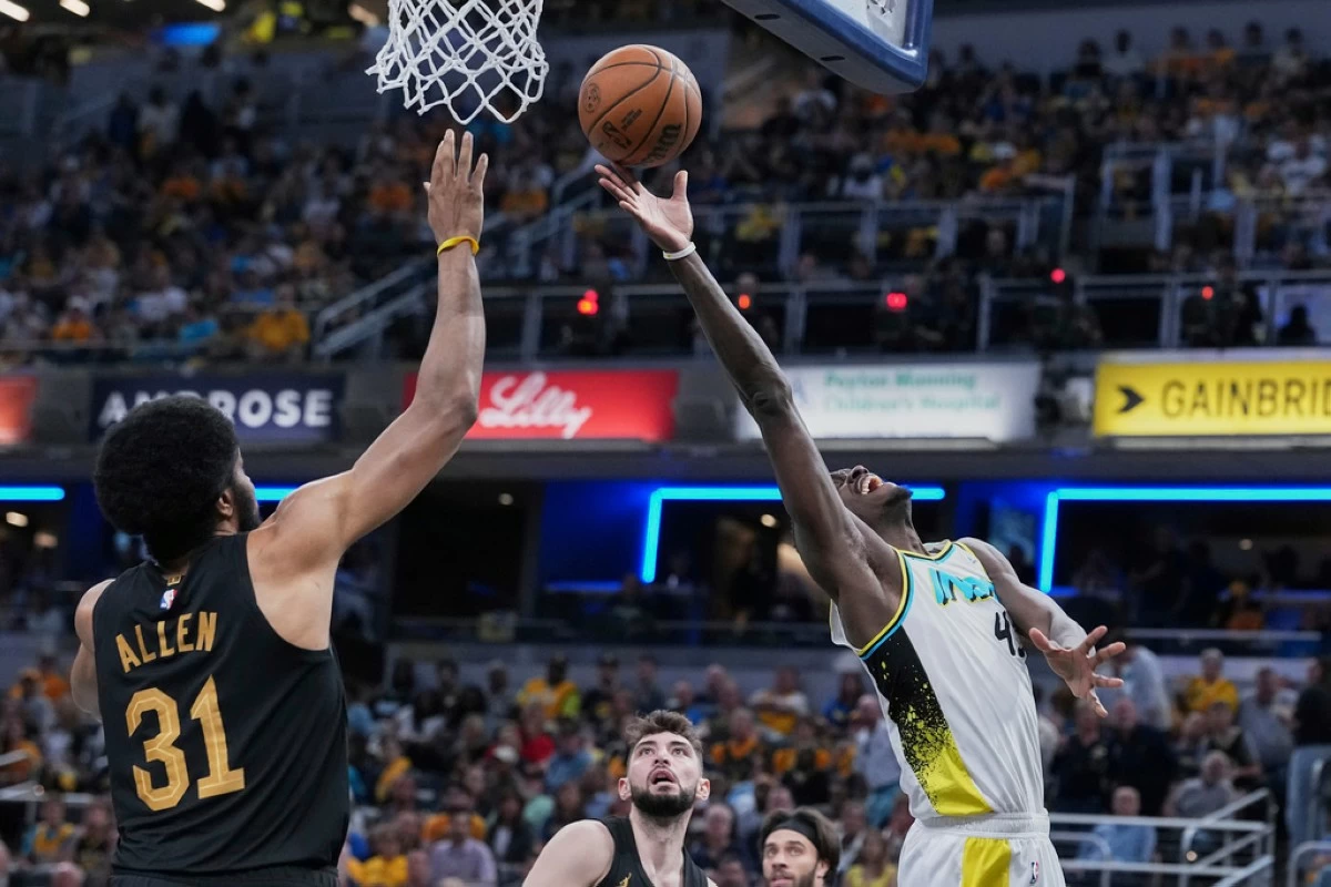Indiana Pacers forward Pascal Siakam goes to the basket against Cleveland Cavaliers center Jarrett Allen (31) in the second half of Game 4 in the Eastern Conference semifinals of the NBA basketball playoffs in Indianapolis, Sunday, May 11, 2025. (AP Photo/Michael Conroy)