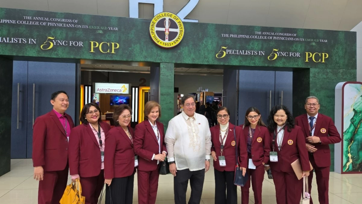 The Philippine College of Physicians board including PCP president Dr. Imelda Mateo (fourth from right) with DOH Secretary Teodoro Herbosa.
