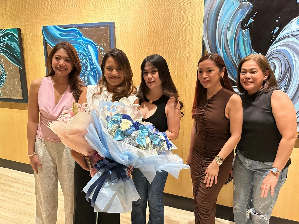 Lara feted by friends and gifted with a bouquet!