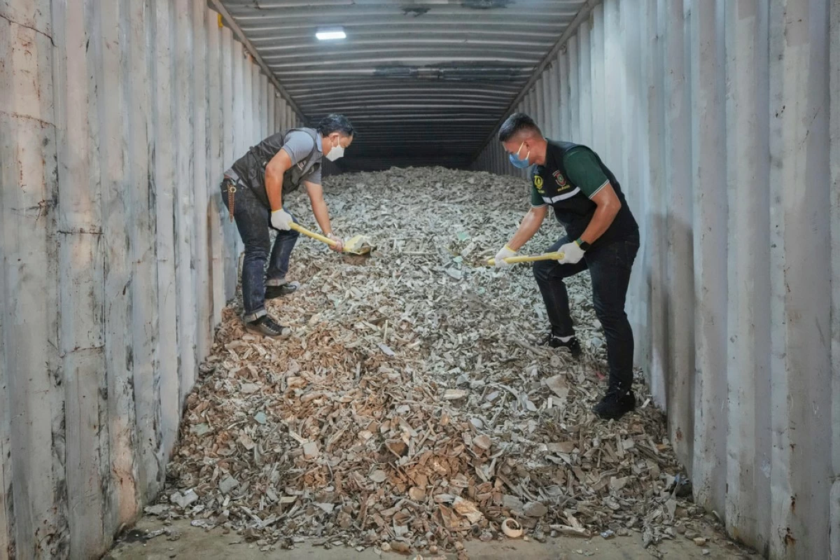Thai officials show samples of illegally imported electronic waste from the United States which they said they seized at Bangkok Port during a press conference in Bangkok, Thailand, Wednesday, May 14, 2025. (AP Photo/Sakchai Lalit)
