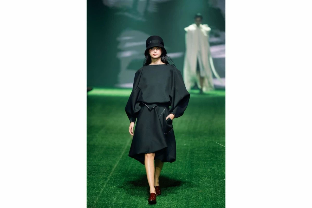 Karl Nadales' 'A-17'