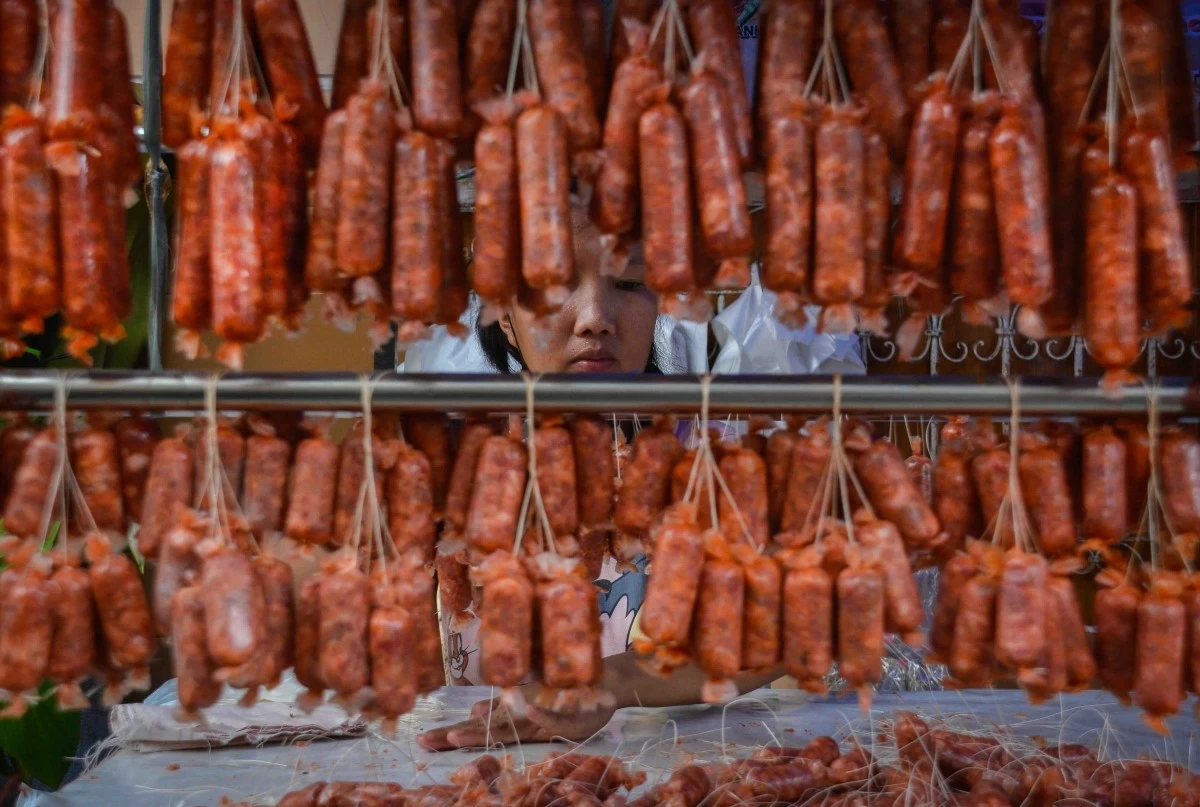 LUCBAN LONGGANISA a garlicky, tangy pork sausage from Quezon, known for its bold flavor and distinct touch of oregano. (Photo from Emman A. Foronda | Wikimedia)