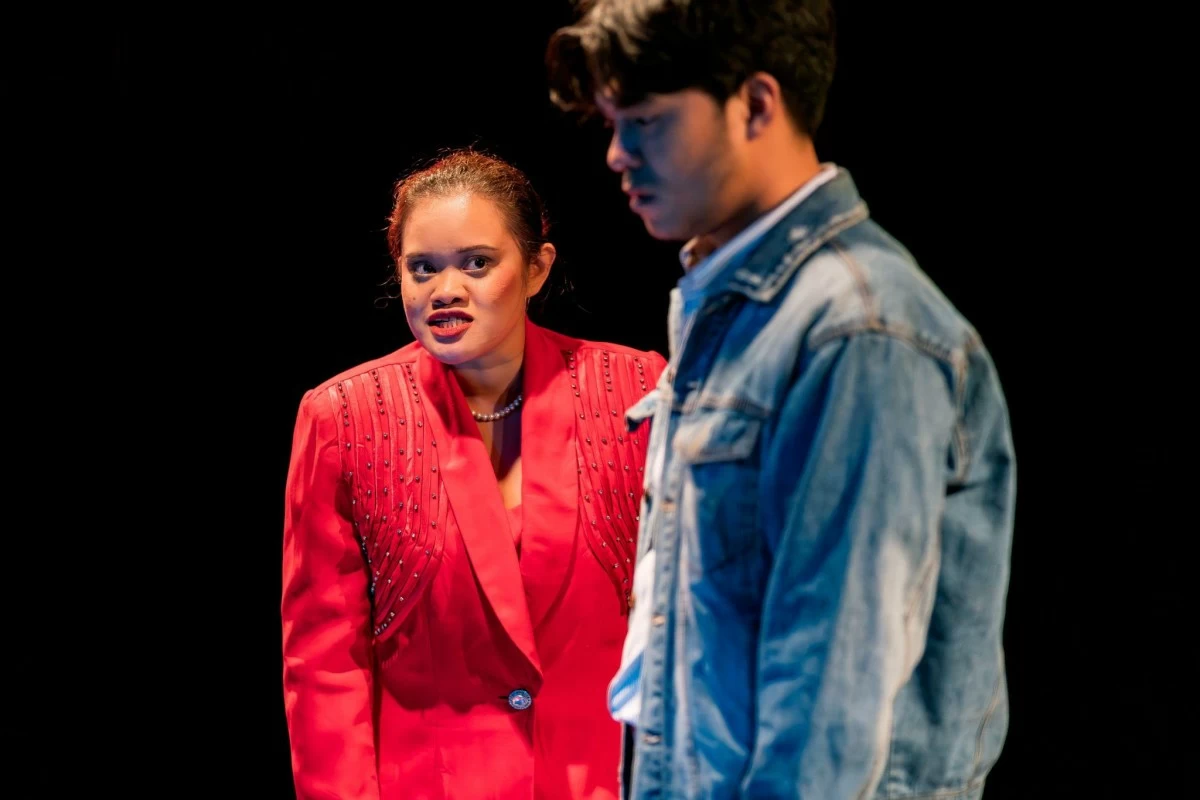 Divine  Aucina as Matrona and Rowi Du as Mister