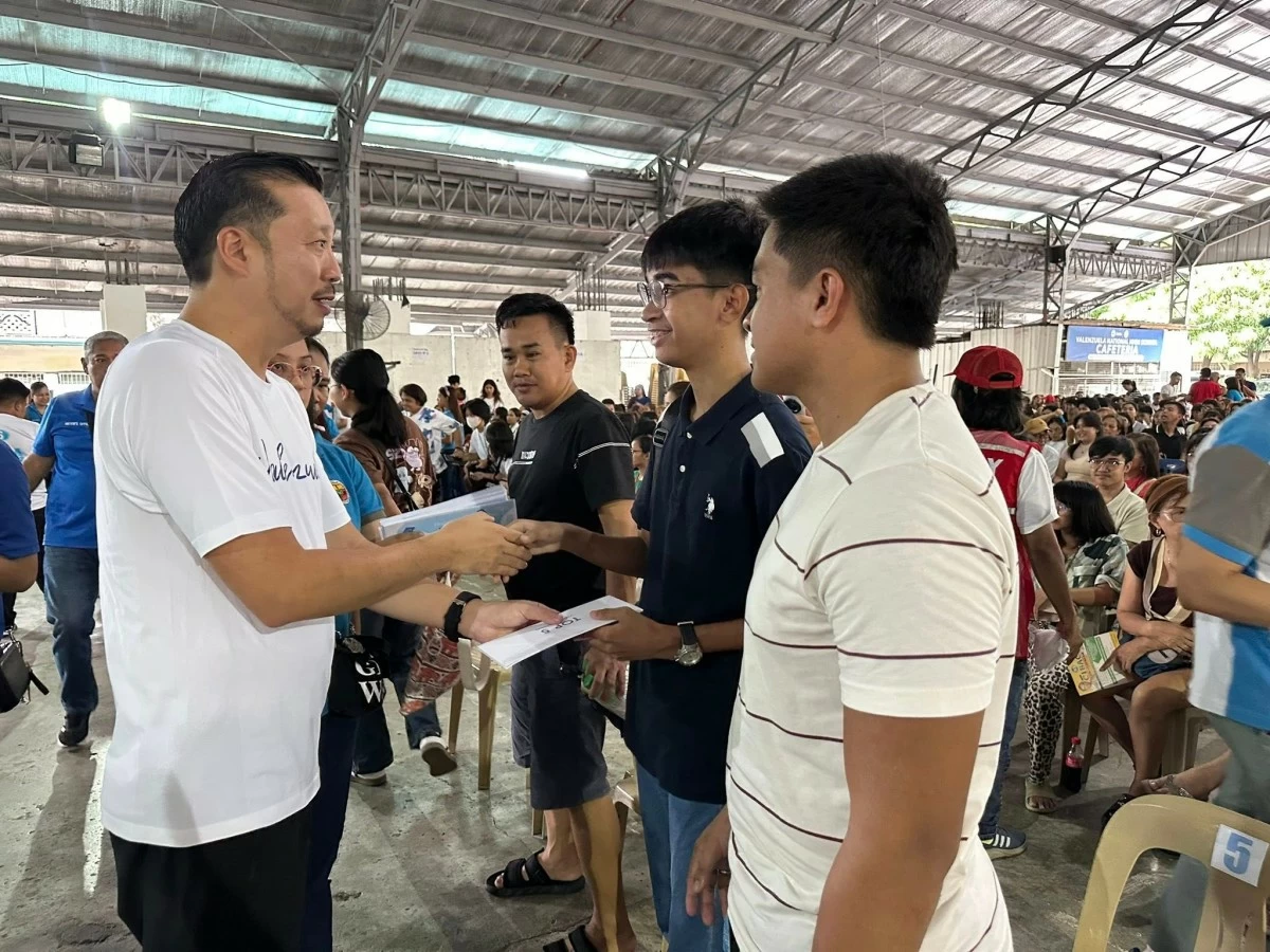 In photo: Mayor Wes Gatchalian and the graduating students who received their financial assistance grants (Photo from Valenzuela City PIO)