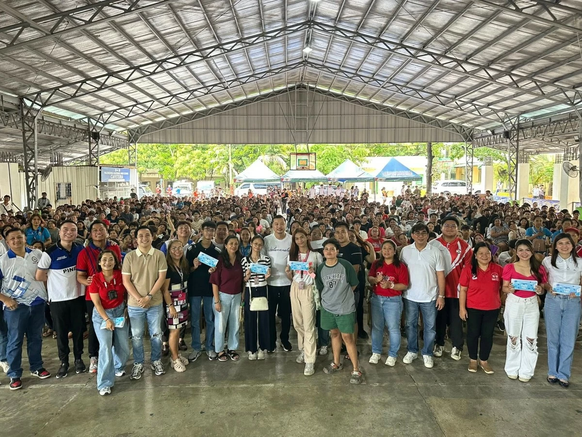 In photo: Mayor Wes Gatchalian and the graduating students who received their financial assistance grants (Photo from Valenzuela City PIO)