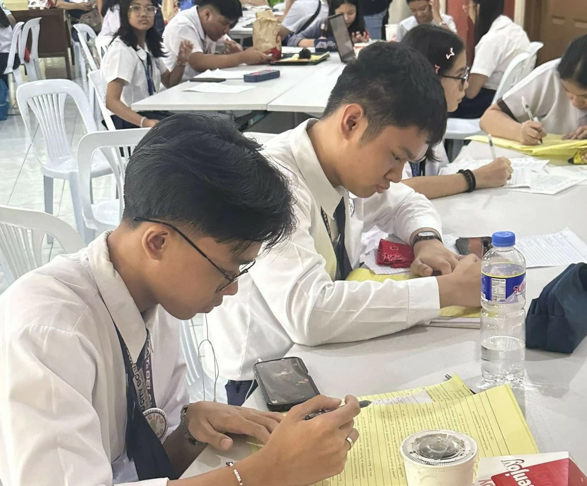 DIGGING DEEPER Campus journalists undergo training to hone their writing.