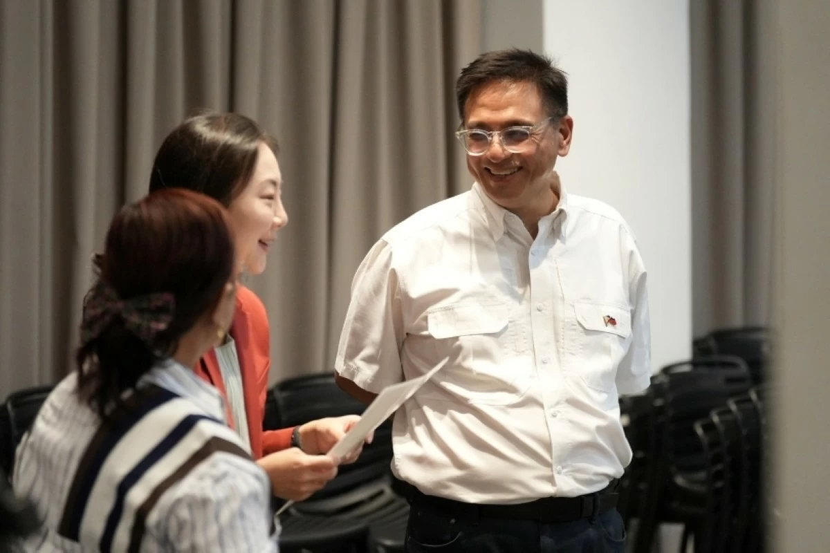Muntinlupa Mayor Ruffy Biazon with the Korean volunteer-teachers (Photo from Mayor Biazon's Facebook account)