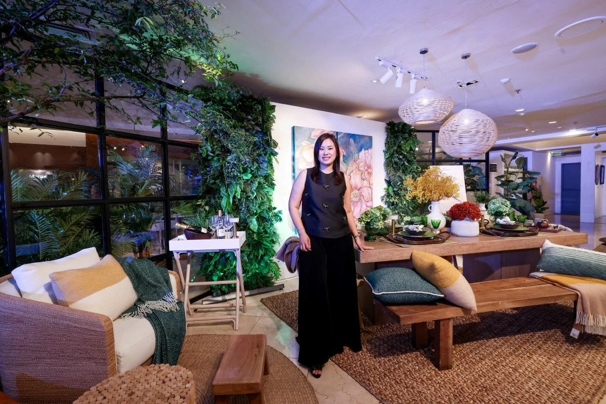 IDr. Ann Dee-Santiago and her curated 'lounge-dining experience in a lanai' vignette that feels like an effortless extension of the home.