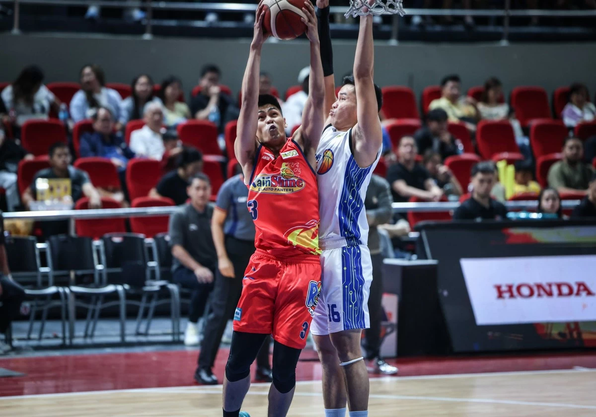 Gian Mamuyac tries to score against the defense of RR Pogoy (PBA Images)