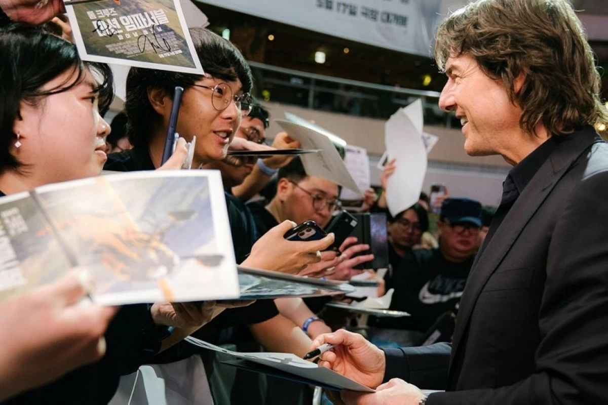 Tom Cruise meeting fans in Seoul (Instagram)