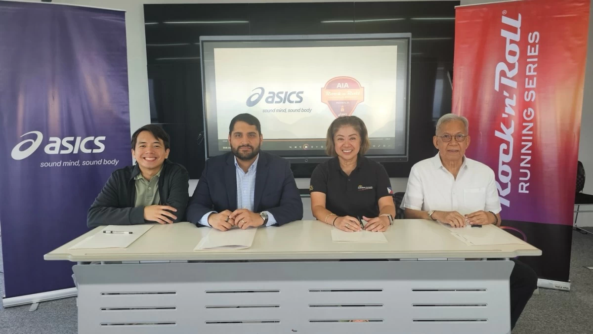 Kabir Buxani (second from left), director of SONAK Corp., and Princess Galura, president and general manager of Sunrise Events Inc., sign the contract naming ASICS the presenting sponsor of the 2025 AIA Rock ‘n’ Roll Running Series Manila. With them are Diego Vergel de Dios (left), Brand Communication Executive, ASICS Philippines, and SEI’s Atty. Santi Polido.