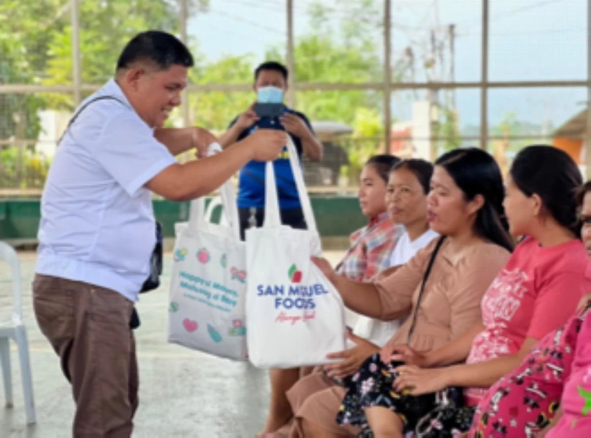 Expectant mothers enrolled in the program receive special treats from San Miguel Foods along with a baby swaddle for their newborn and the Happy si Mommy booklet, published by Adarna Group Foundation Inc. 
