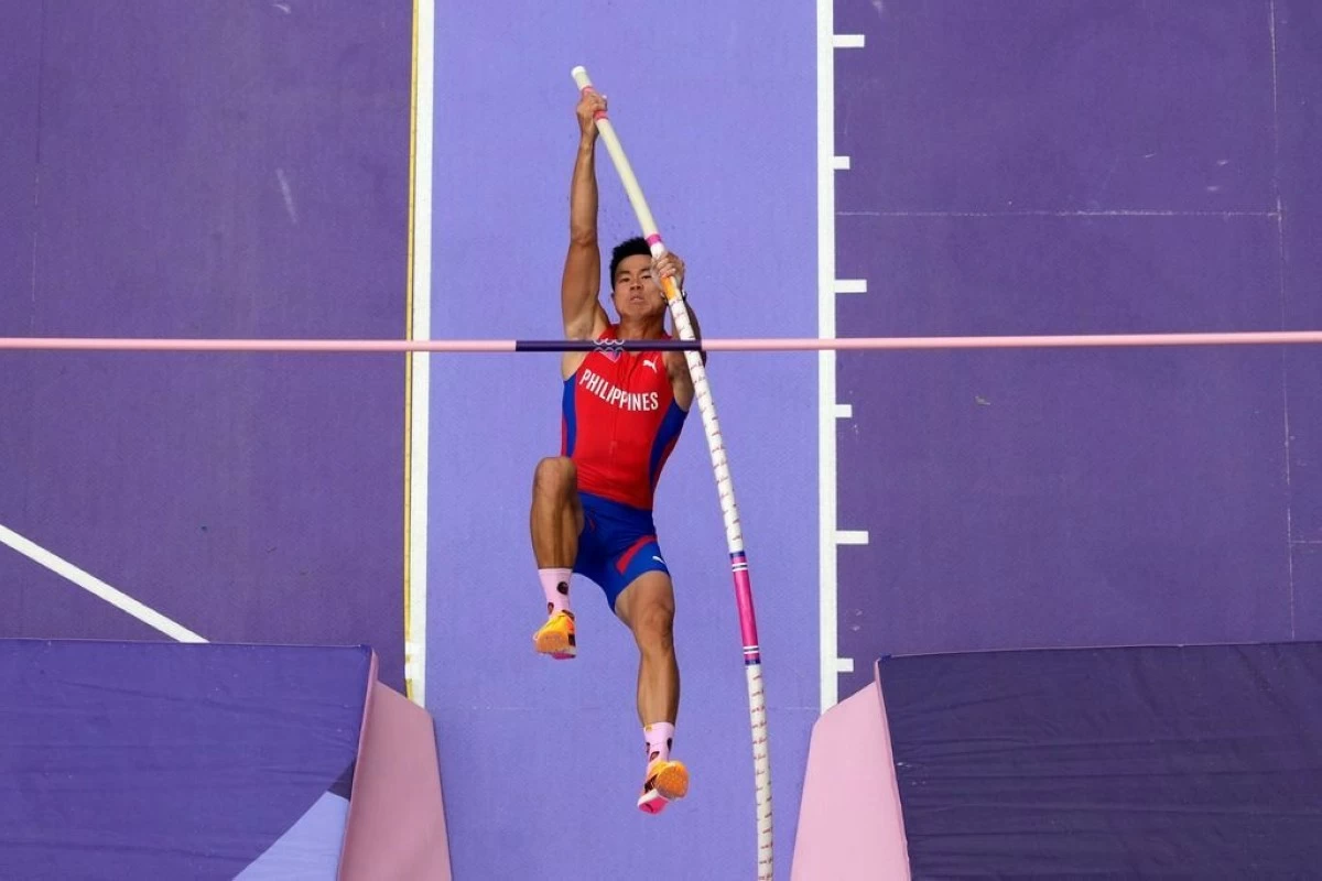 EJ Obiena leads the PH team to the Asian Championships as he seeks to defend his pole vault title. (File Photo/AP)