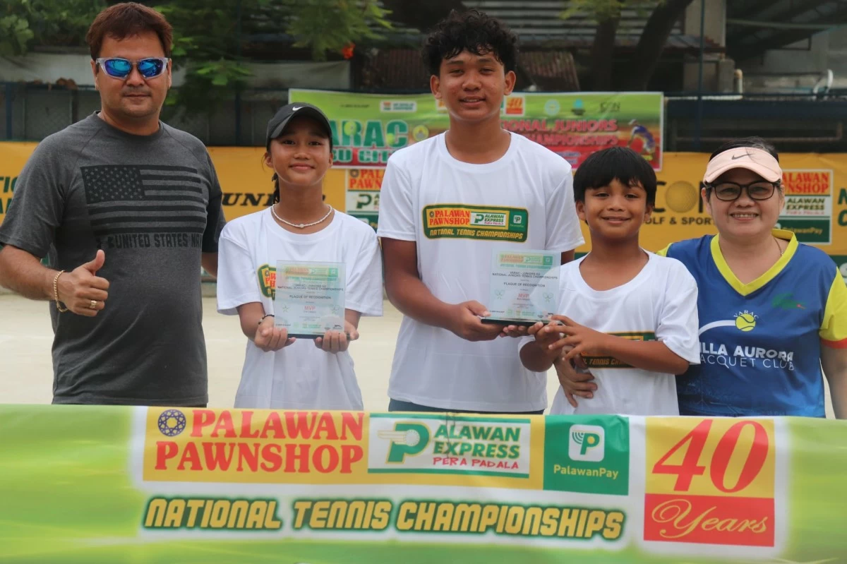 La Carlota’s Kathlyn Bugna (second from left) holds her trophy as she poses with (from left0 Al Jose Gairanod, president of Villa Aurora Racquet Club (VARAC), Anthony Espinosa, Enzo Niere and VARAC official Gaga Butcon.