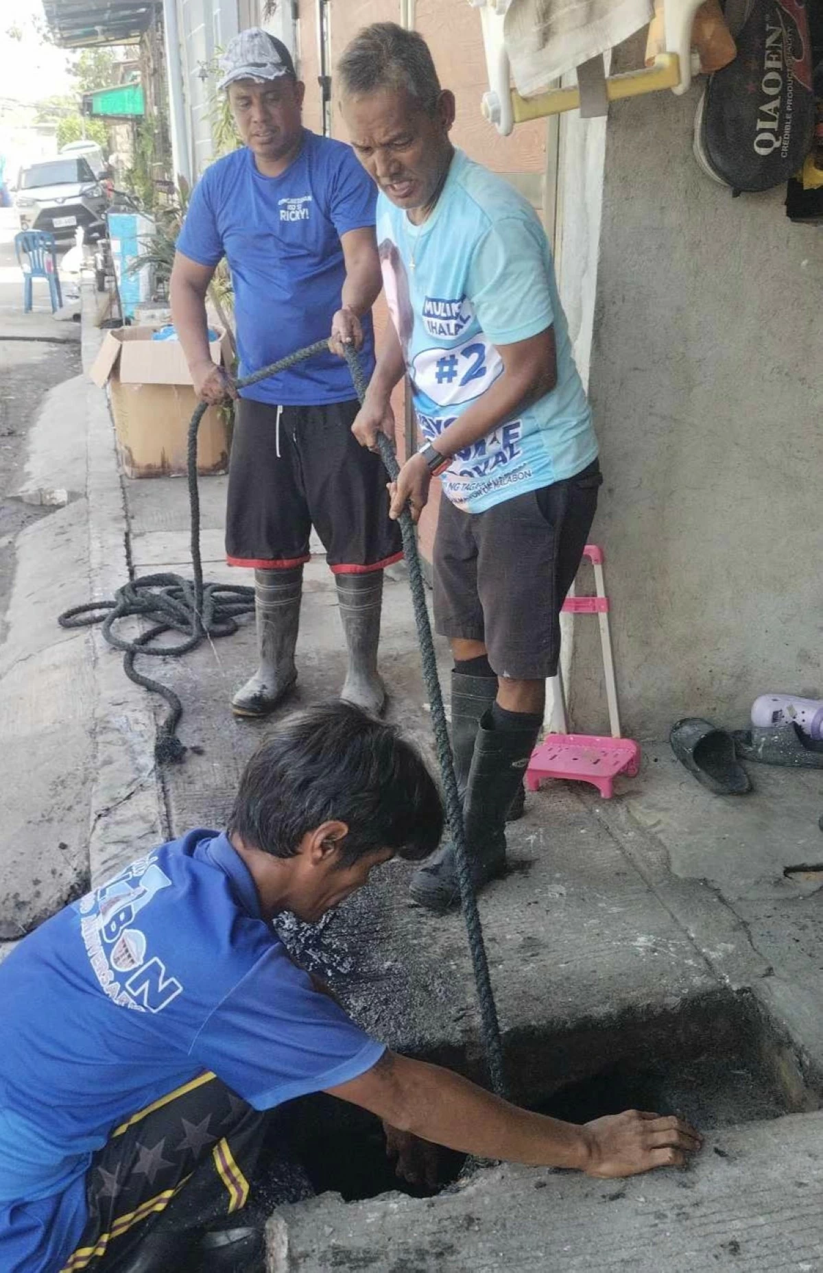 Personnel from the City Environment and Natural Resources Office (CENRO), City Engineering Department (CED), Metropolitan Manila Development Authority (MMDA), and other city departments joined the cleanup and declogging drive (Photo from Malabon City PIO)