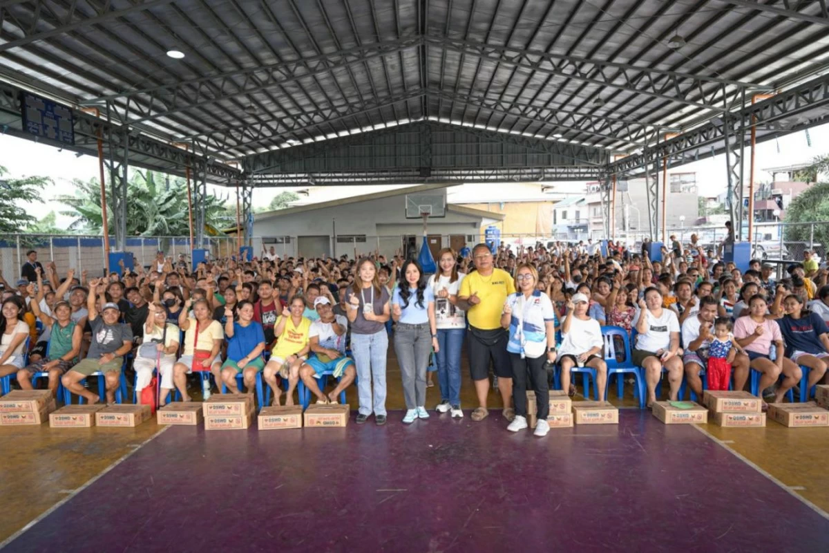 Mayor Jeannie Sandoval along with city councilors Maricar Torres and Leslie Yambao distributed food packs to 591 families in Barangay Hulong Duhat to help them prepare for possible flooding (Photo from Malabon City PIO)