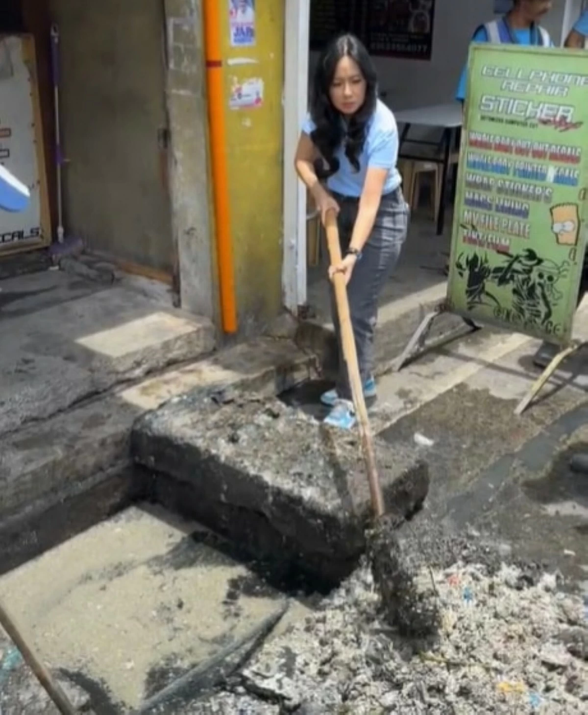 Mayor Jeannie led the cleanup and declogging drive as part of the city's preparations for the rainy season (Photo from Malabon City PIO)
