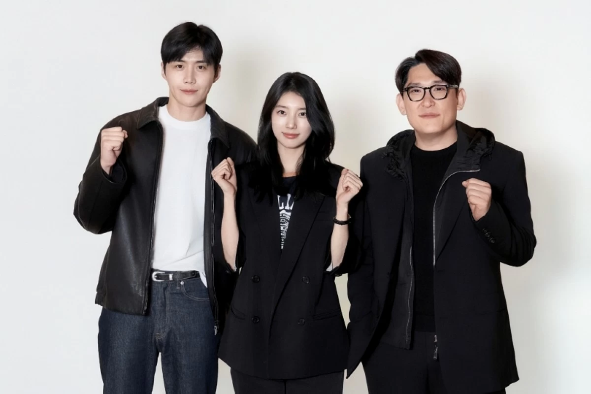 (From left) Kim Seon-ho, Bae Suzy and director Han Jaerim (Disney )
