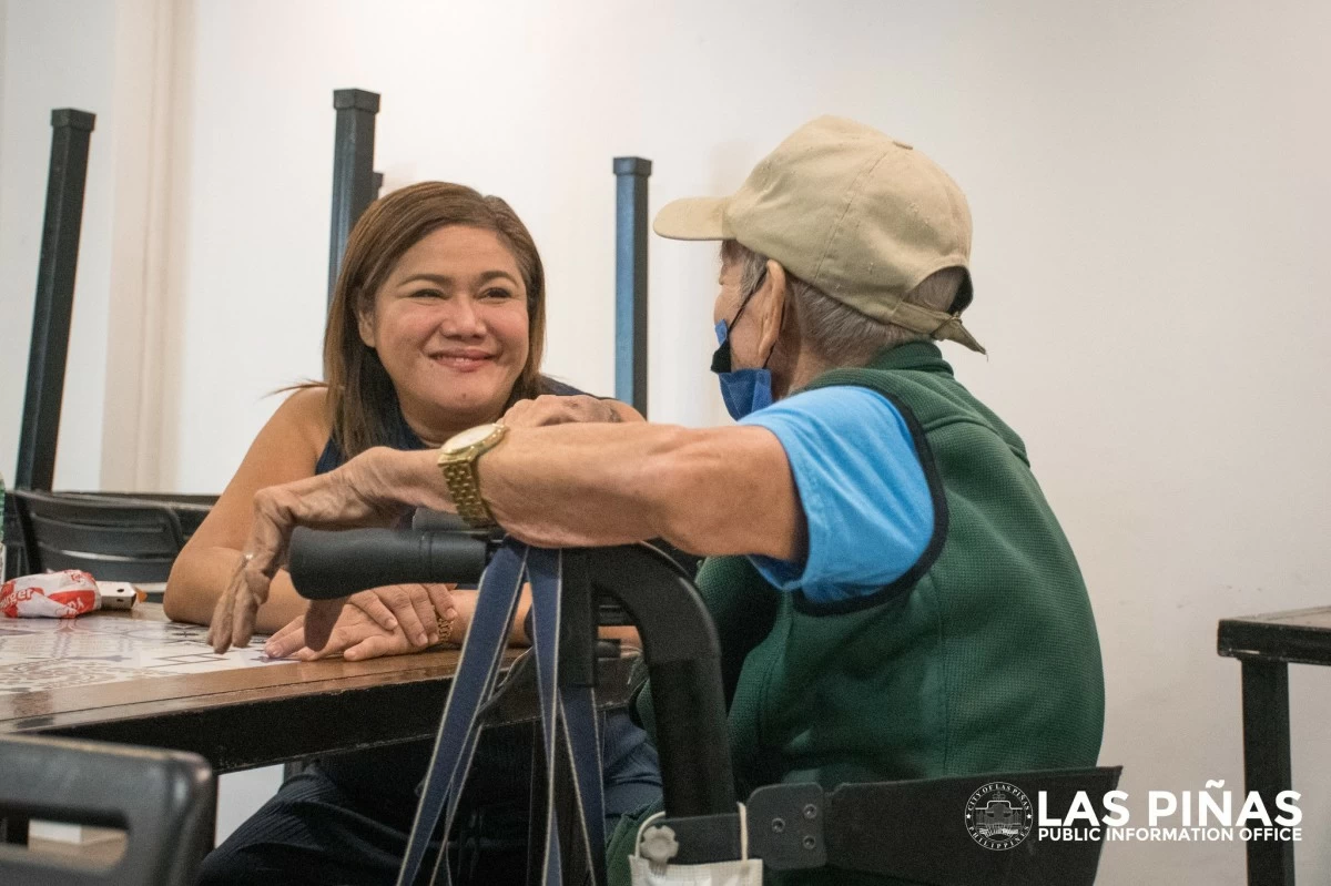 Newly-elected Las Pinas mayor, April Aguilar with senior citizen beneficiary of financial aid (Photo from Las Pinas PIO) 