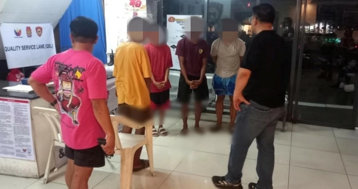 Muntinlupa Mayor Ruffy Biazon (right) talking to the suspects (Photo from Mayor Biazon's Facebook account)