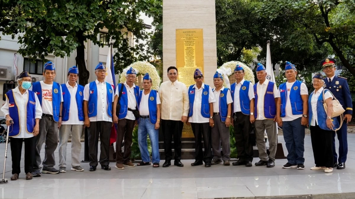 Muntinlupa Mayor Ruffy Biazon with veterans in front of the markers at Liwasan ng mga Bayani in Alabang on April 9 during the celebration of Araw ng Kagitingan (Photo from Muntinlupa PIO)