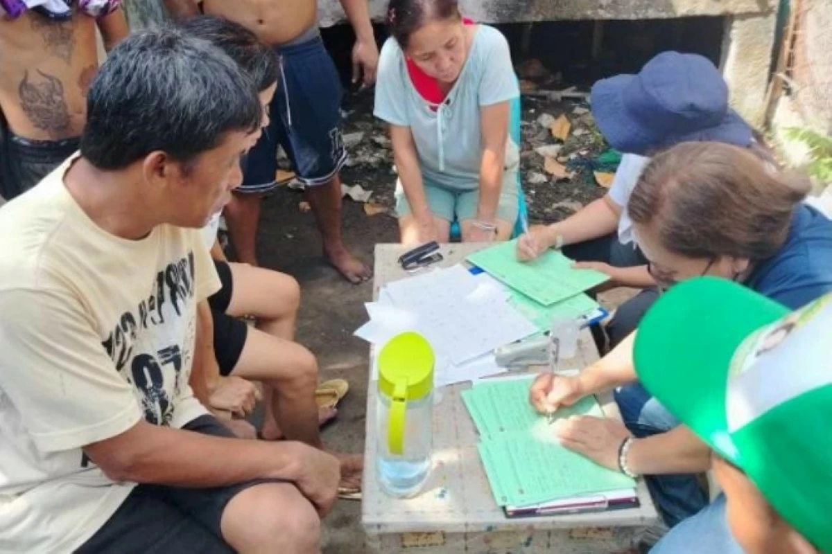 Employees of the Muntinlupa Social Services Department interviewing affected families in Barangay Cupang, Muntinlupa on May 25 (Photo from Muntinlupa City government)