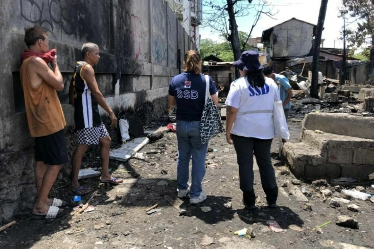 Employees of the Muntinlupa Social Services Department conducting inspection of the area in Barangay Cupang, Muntinlupa on May 25 (Photo from Muntinlupa City government)
