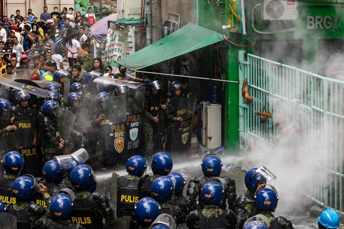 Authorities fire water cannons to disperse residents blocking their way to the demolition site in Barangays 262 and 264, Tondo, Manila.(John Louie Abrina)