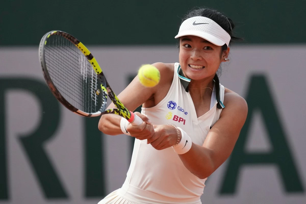 Philippines' Alexandra Eala returns the ball to Colombia's Emiliana Arango, during their first round match of the French Tennis Open, at the Roland-Garros stadium, in Paris, Sunday May 25, 2025. (AP Photo/Christophe Ena)