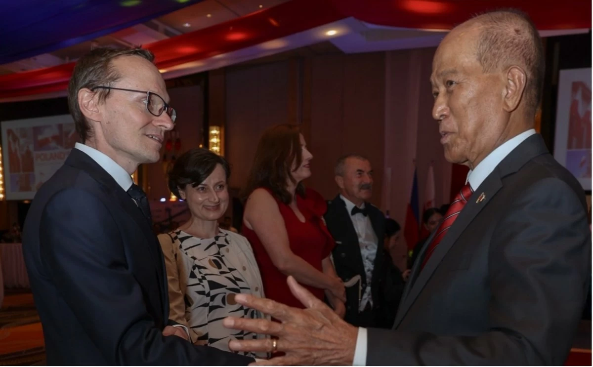 Chargé d’Affaires a.i. Adam Dyszlewski with Former Defense Secretary Delfin Lorenzana