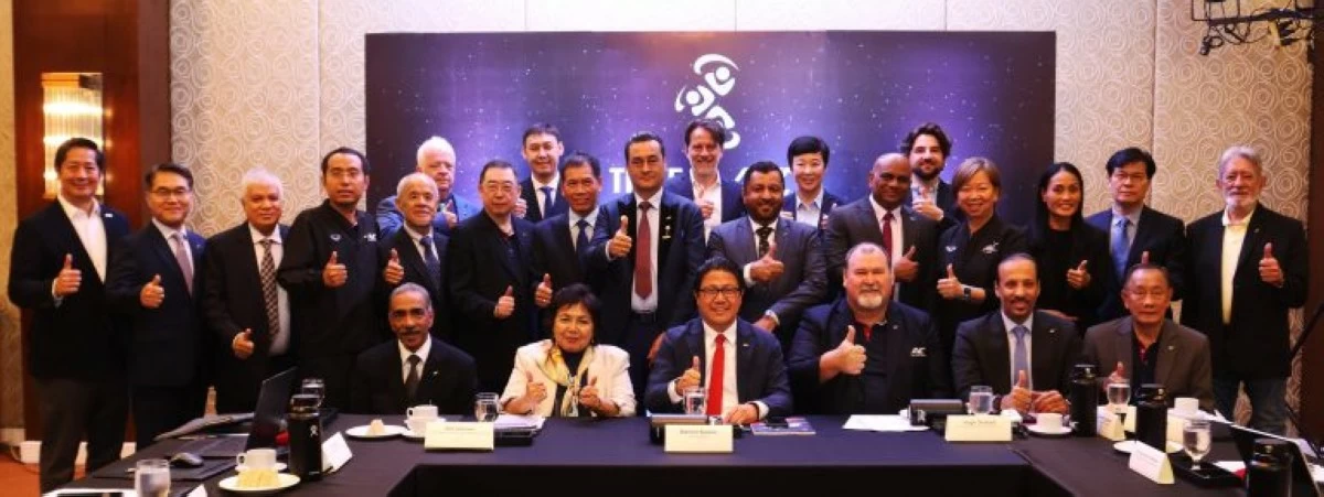 AVC president Ramon “Tats” Suzara with former president Rita Subowo and members of the confederation’s Board of Administration.