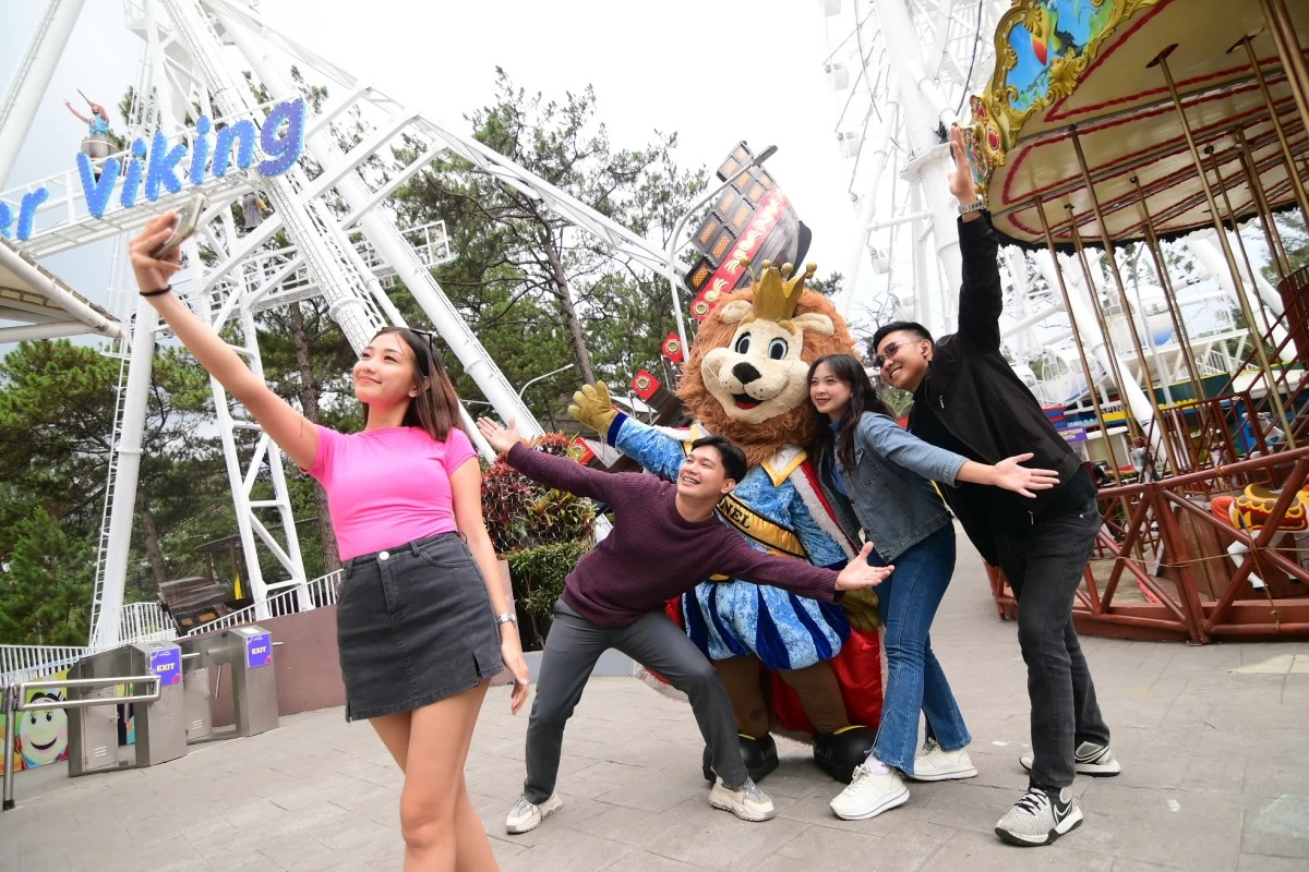 A group takes a fun selfie, celebrating their day of adventure at Skyranch Baguio.
