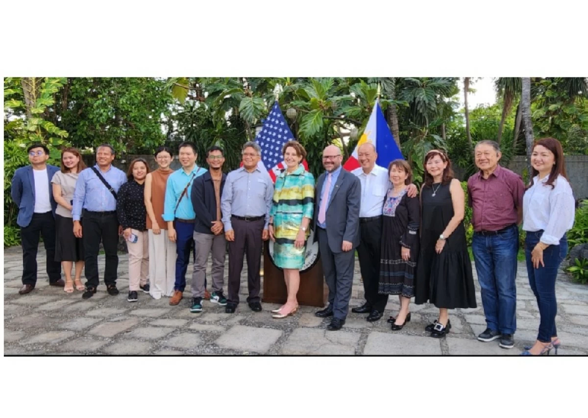 Ambassador MaryKay Carlson, Counselor Michael Ward, and Chef Nancy Reyes-Lumen with Metro Manila restaurant owners