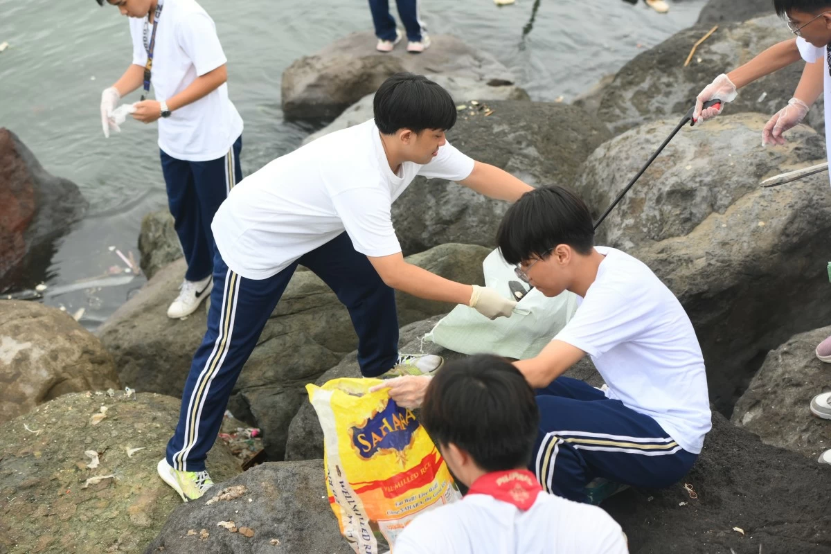 Students from NU Nazareth School take action for a cleaner coastline during coastal cleanup drive at SM by the BAY.
