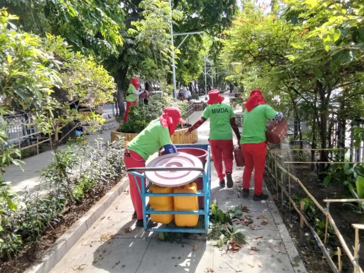 Personnel from City Environment and Natural Resources Office (CENRO) and Metropolitan Manila Development Authority (MMDA) join forces in clean up operations in the city (Photo from Malabon City Government) 