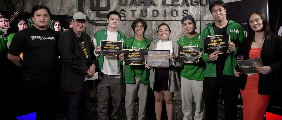 Members of the De La Salle University Valorant team receive their prizes for winning the Estudyante Esports : National Championships Season 1 (Dark League Stuios photo)