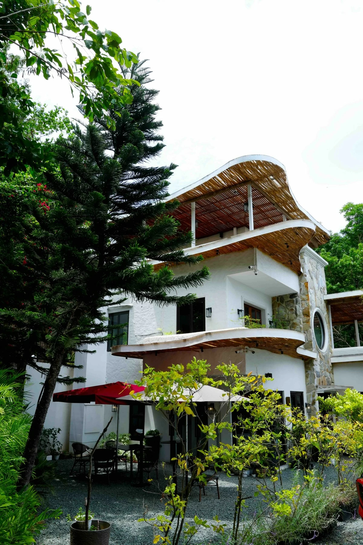 MOUNTAIN RETREAT The modern facade of 180° by Chef Sau