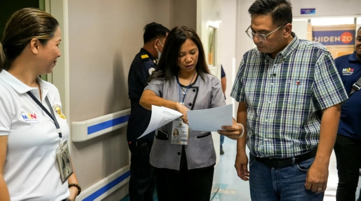 Mayor Ruffy Biazon at Ospital ng Muntinlupa on May 27 (Photo from Mayor Biazon's Facebook account) 