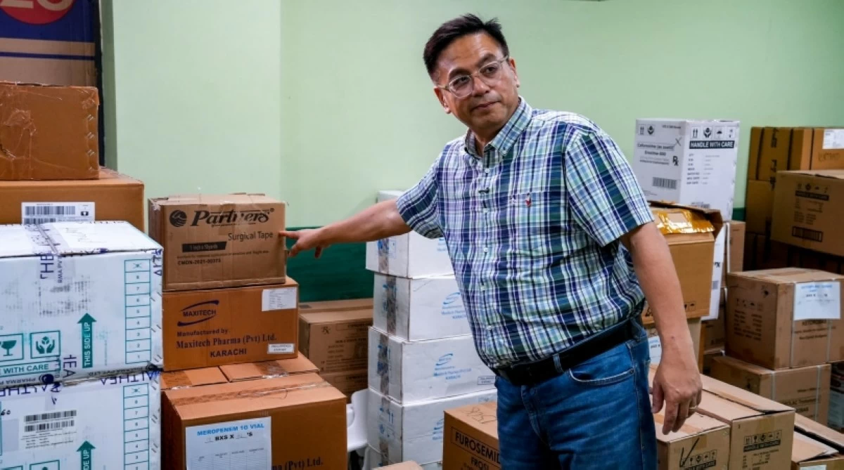 Mayor Ruffy Biazon inspects a new batch of medical supplies at Ospital ng Muntinlupa on May 27 (Photo from Mayor Biazon's Facebook account) 